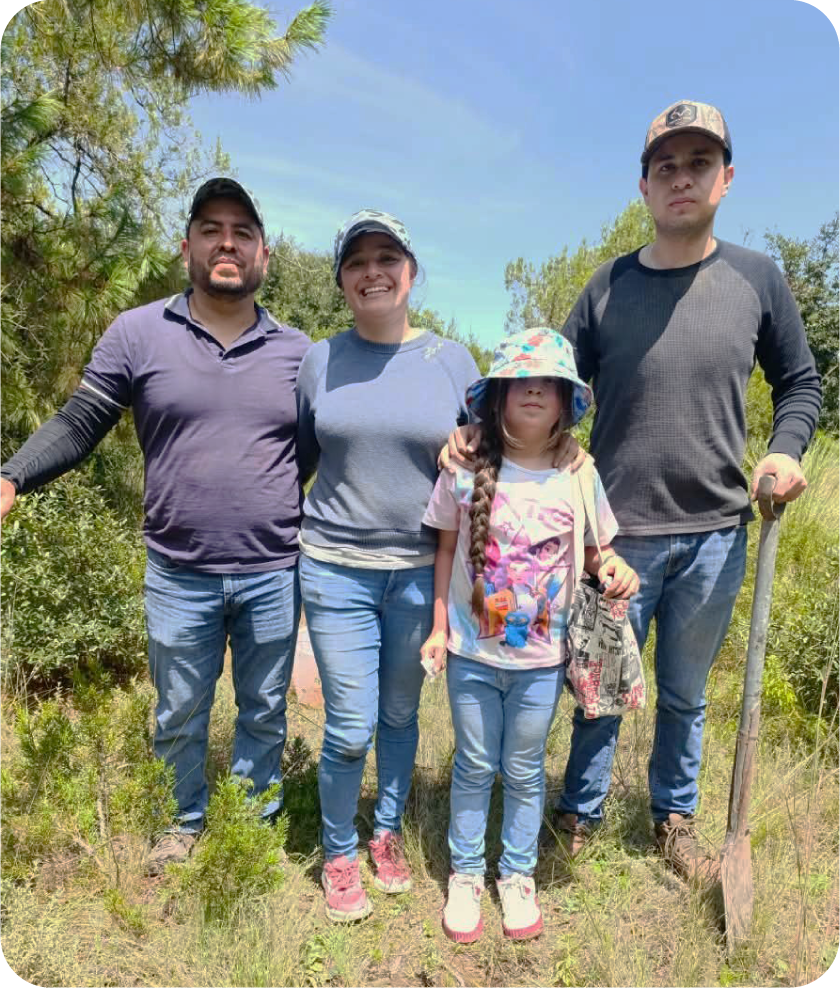 Colaboradores de ATX y sus familias durante la plantación